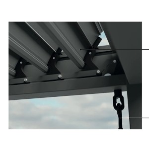 Detailaufnahme: Graue Gardengate Anbaupergola Odin mit Lamellendach aus Aluminium.