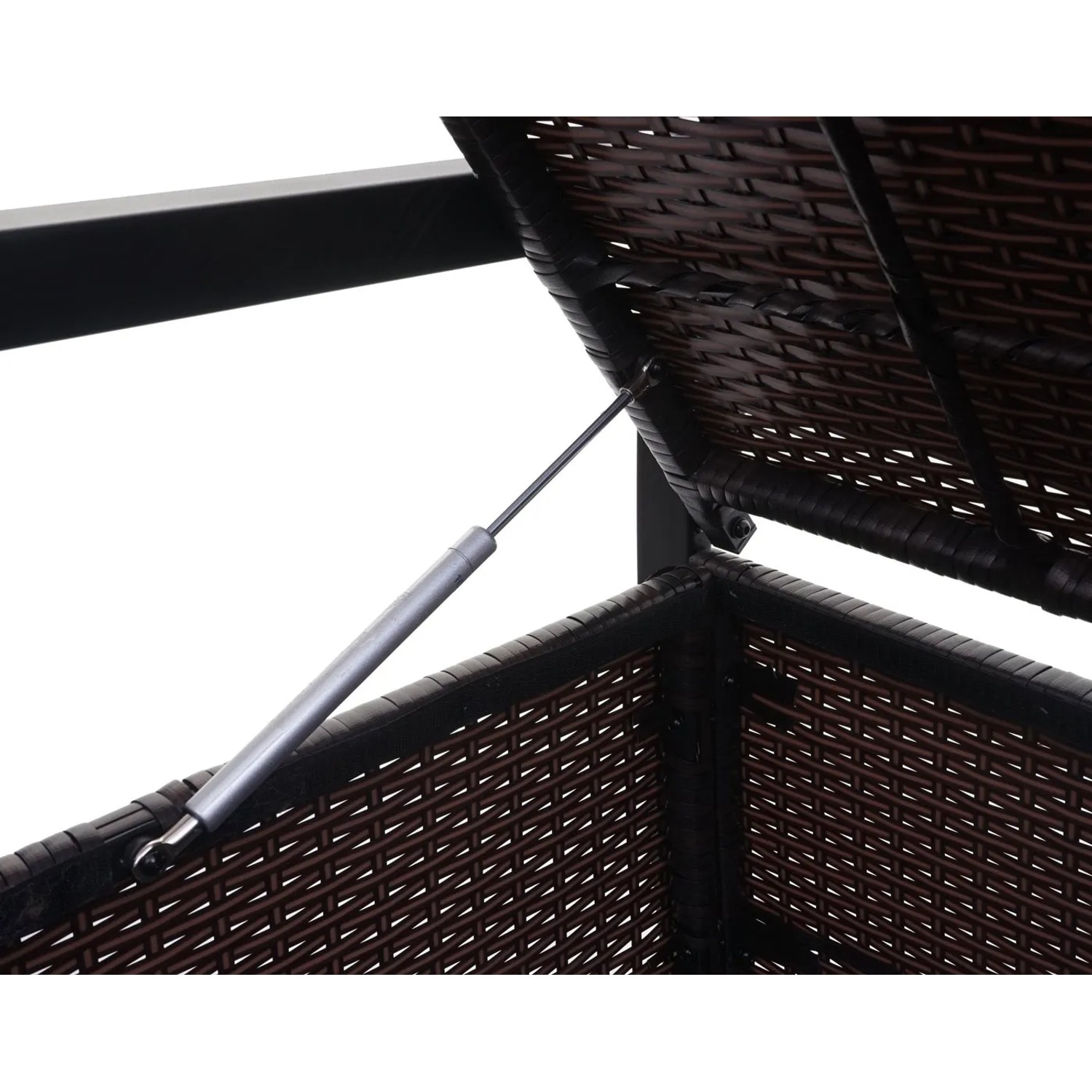 Detailaufnahme: Geöffnete braune Poly-Rattan Gartenbank mit Staufach und Gasdruckfeder.
