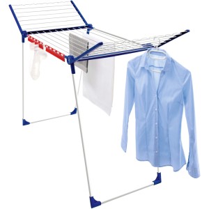 Leifheit Pegasus 200 Solid Wäscheständer mit Wäsche, Flügeln, Kleinteilehaltern und Kleiderbügeln.