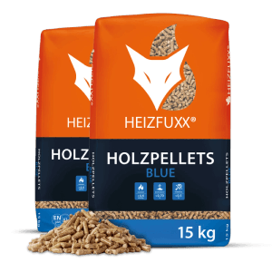 Zwei orange-blaue Heizfuxx Holzpellets Blue Säcke (2x15kg) mit Pellets. ENplus A1 zertifizierte Brennstoffe.