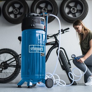 Scheppach HC51v ölfreier Kompressor (50L) im Einsatz zum Aufpumpen eines Fahrradreifens.