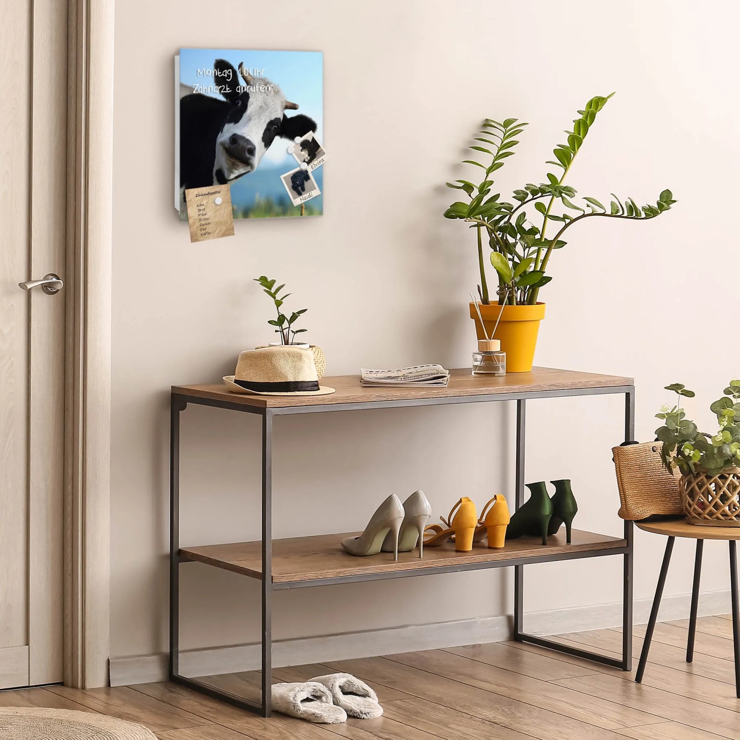 Weißer Schlüsselkasten mit Kuh-Motiv, beschreibbarer Glastür und Magnetfunktion. Ideal für Garderobe.