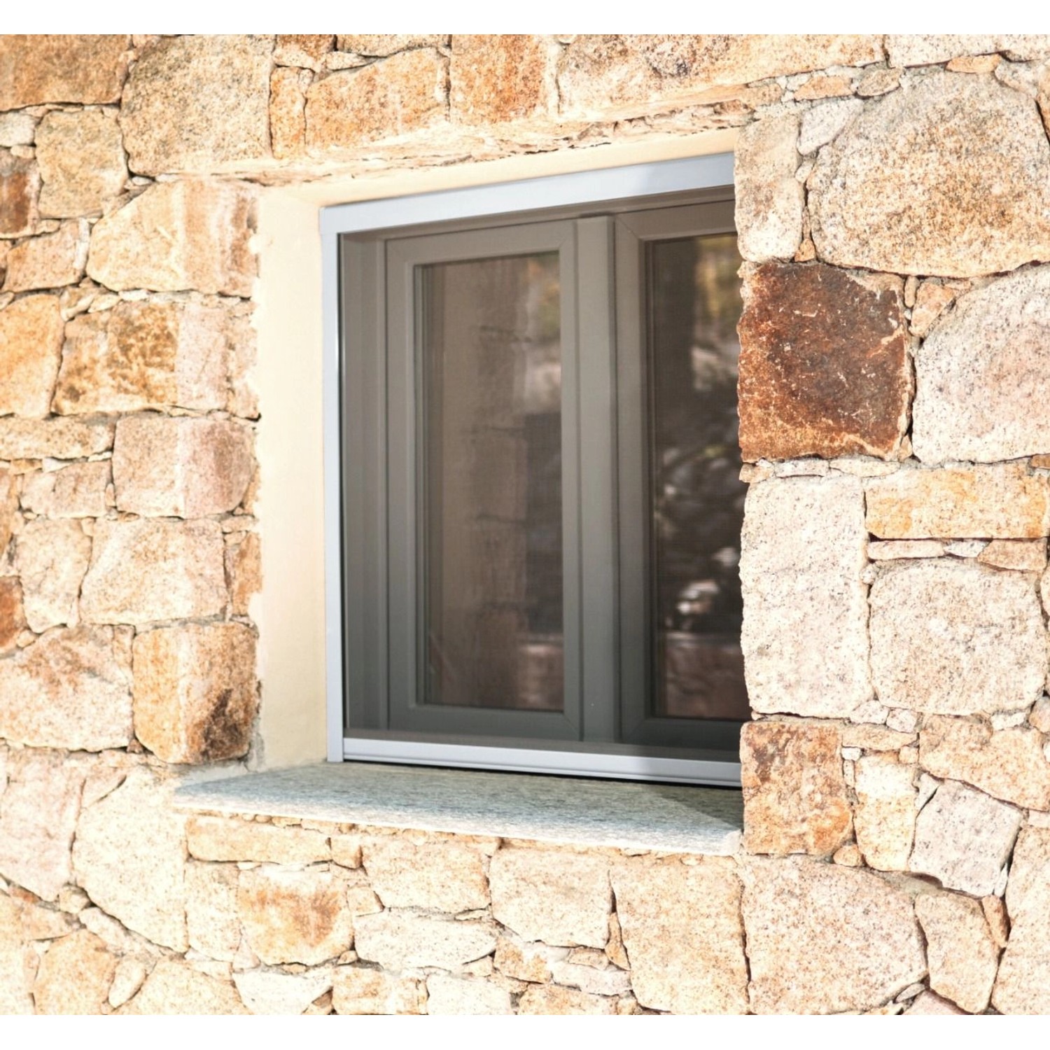 Weißes Avosdim Insektenschutzrollo aus Aluminium für Fenster und Türen in Mauerwerk.