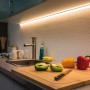 Paulmann MaxLED LED-Strip Basis-Set 3m, warmweiß, unter Küchenschrank montiert.