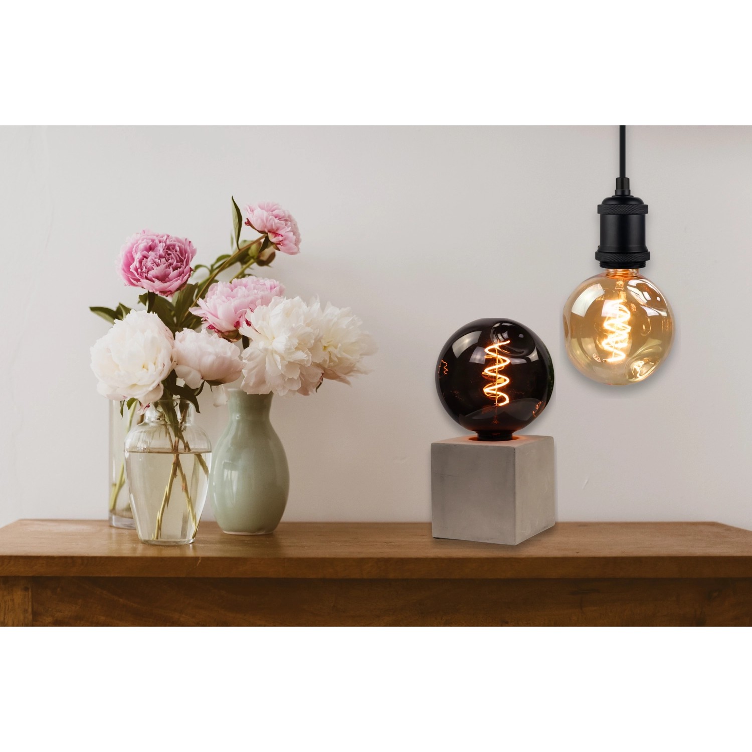 Dekorative LED Filament Lampe E27, 4W, 1800K, dimmbar, Rauchglas. Warmweißes Licht für stimmungsvolle Beleuchtung.