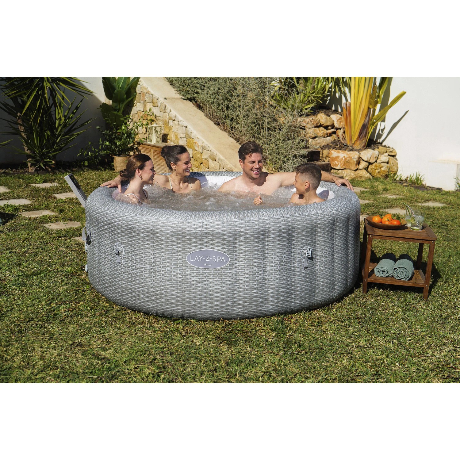 Bestway Bali AirJet aufblasbarer Whirlpool in Rattan-Optik mit 4 Personen im Garten. Entspannung für 6.