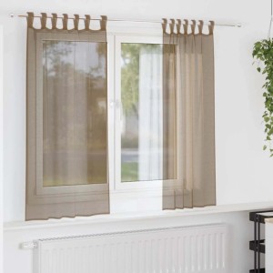 Zwei hellbraune Voile Vorhänge mit Schlaufen am Fenster. Semi-transparente Polyester-Gardinen für helle Wohnräume.