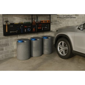 Drei marmorierte KMND 60L Trinkwasser Wassertanks vor Werkzeugwand und Auto.