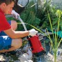 Einhell GE-DP 3925 ECO Schmutzwasserpumpe im Einsatz am Gartenteich.
