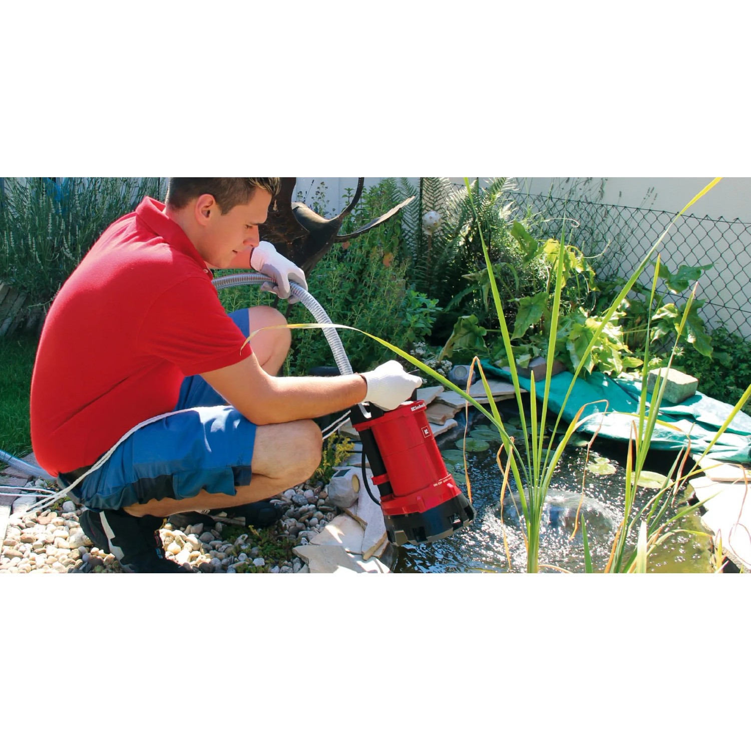 Einhell GE-DP 3925 ECO Schmutzwasserpumpe im Einsatz am Gartenteich.