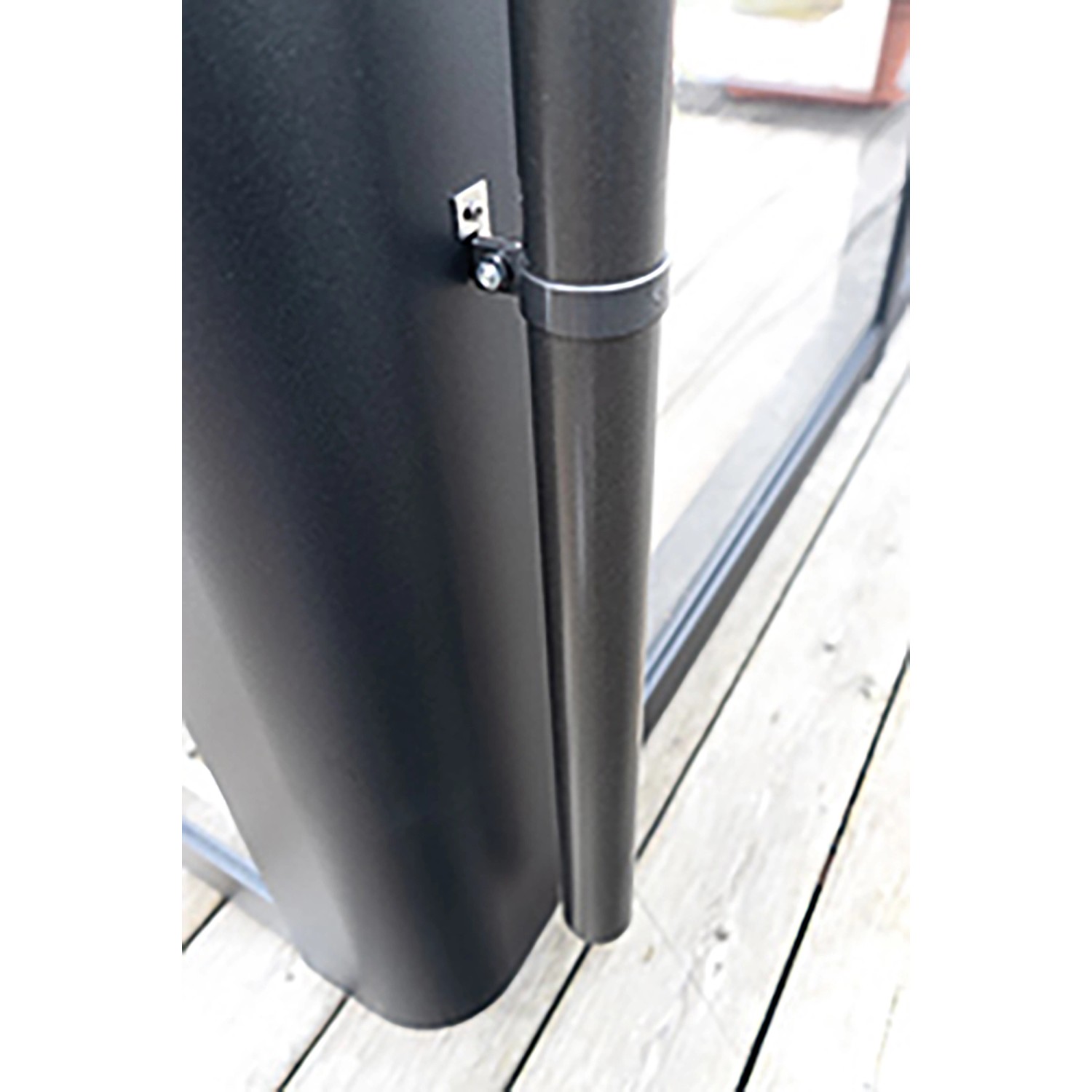 SunElements Regenfallrohr Set für SunGarden Gewächshaus, Detailaufnahme der Entwässerung.