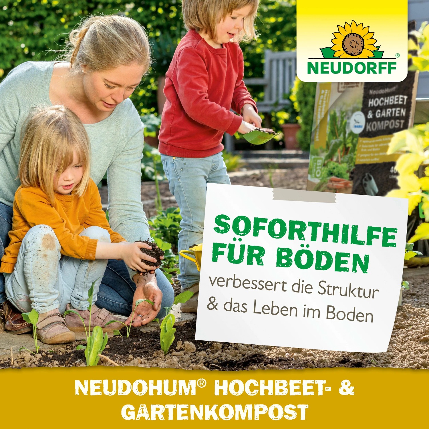 Familie pflanzt mit Neudorff Neudohum Hochbeet- & Gartenkompost Pflanzen im Garten.
