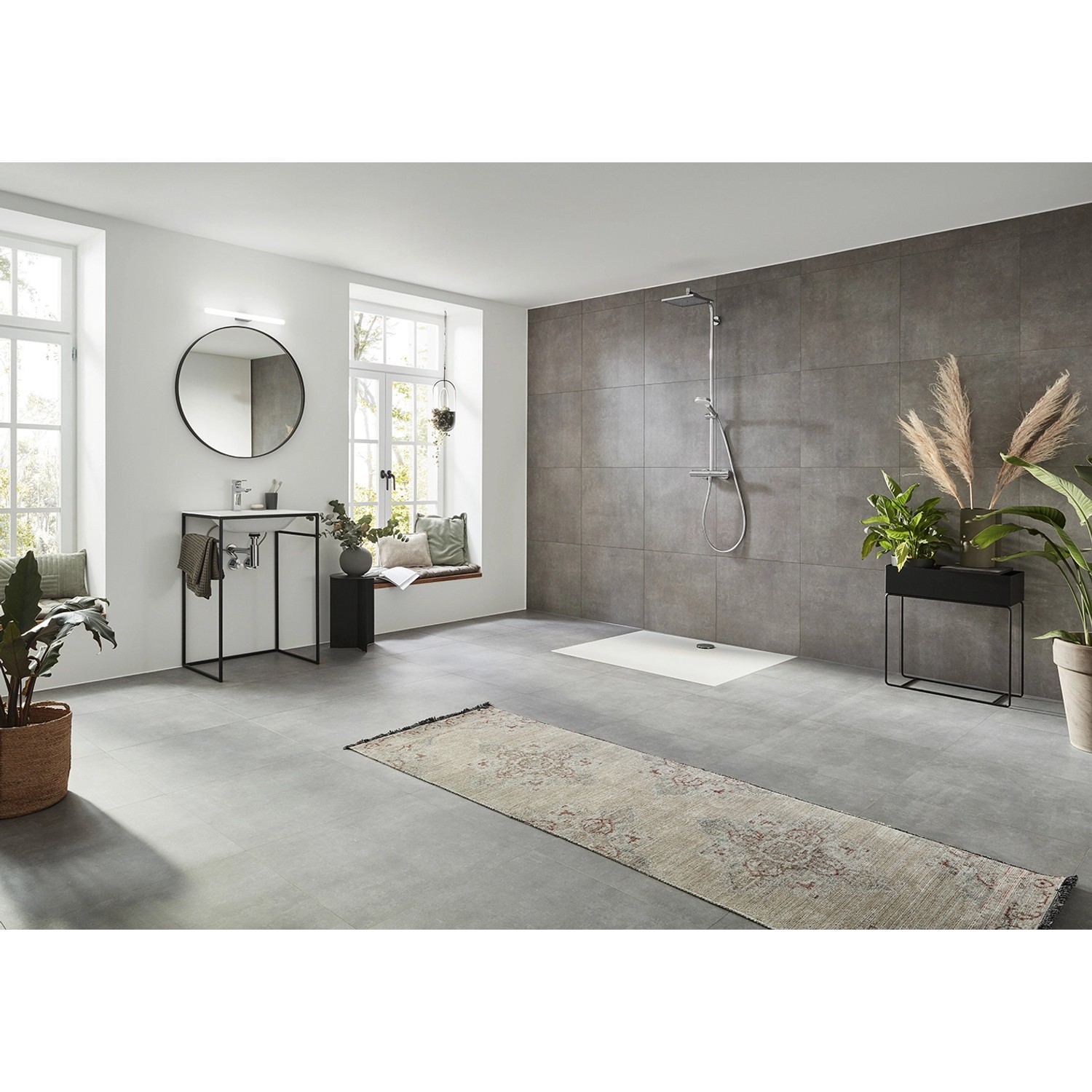 Hansgrohe Crometta E 240 Duschsystem mit Thermostat in Weiß-Chrom im modernen Badezimmer.