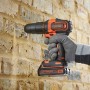 Black+Decker Akku-Schlagbohrschrauber BDCHD18K beim Bohren in eine Ziegelwand.