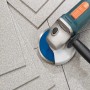 LUX Diamant-Trennscheibe 115 mm mit Winkelschleifer beim Fliesenschneiden.