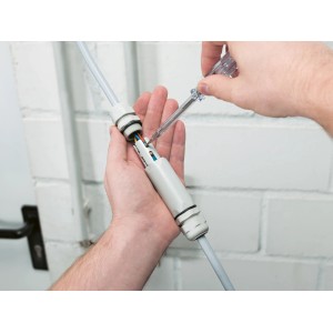 Montage eines schraubbaren Kabelverbinder IP68 aus Kunststoff für Gummischlauchleitungen.