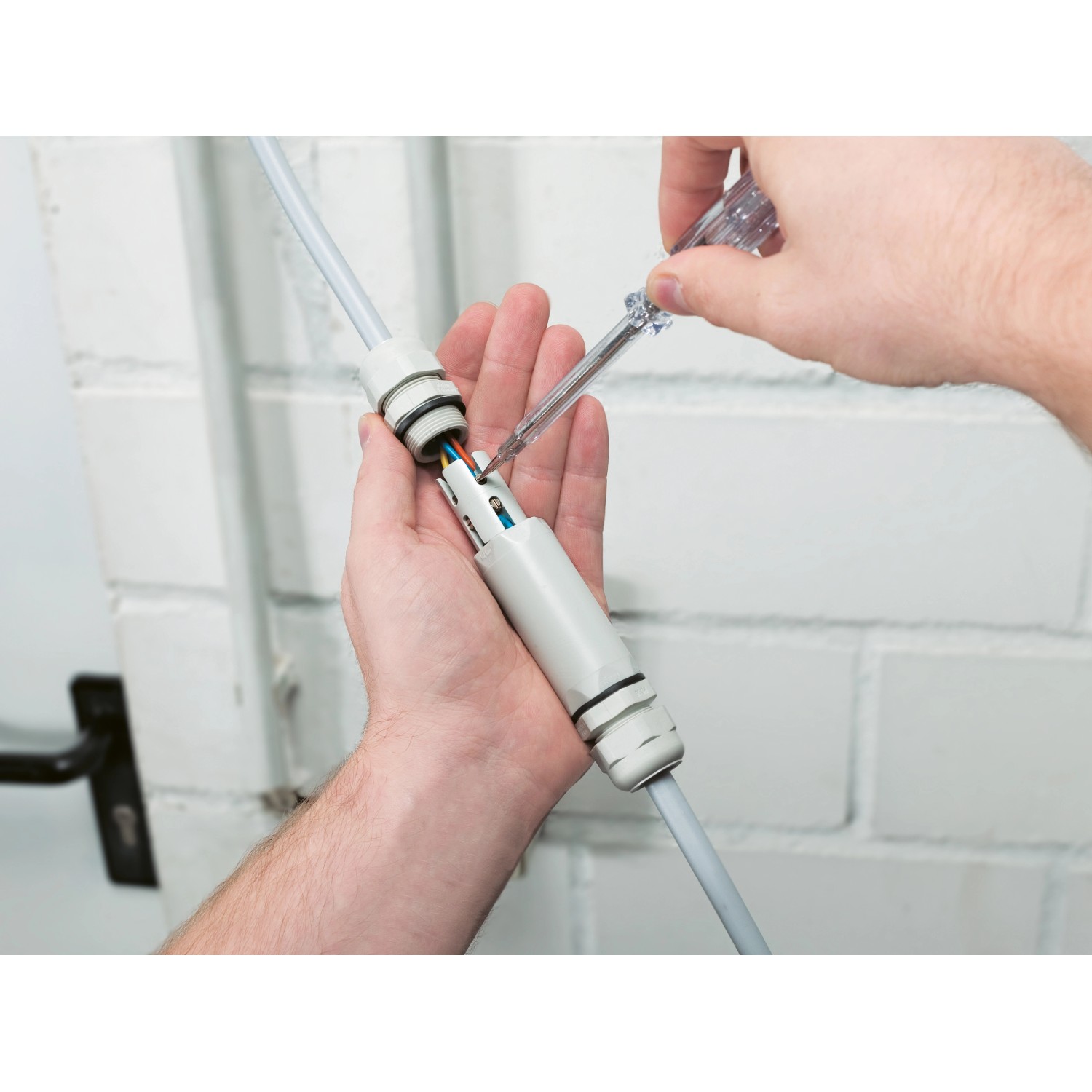 Montage eines schraubbaren Kabelverbinder IP68 aus Kunststoff für Gummischlauchleitungen.