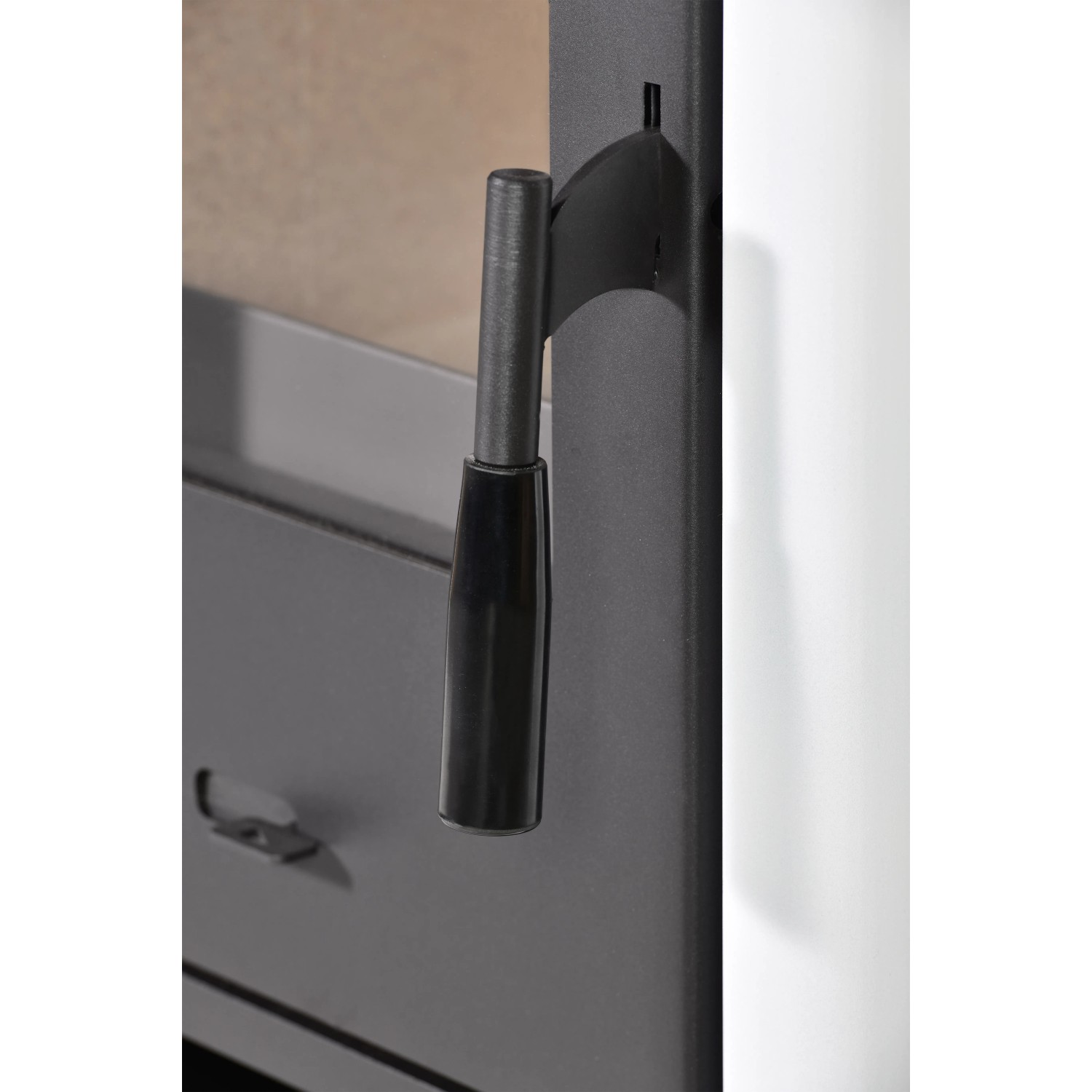 Detailaufnahme: Türgriff des Firefix Kaminofen Stahl Anthrazit, Fokus auf Design und Material.