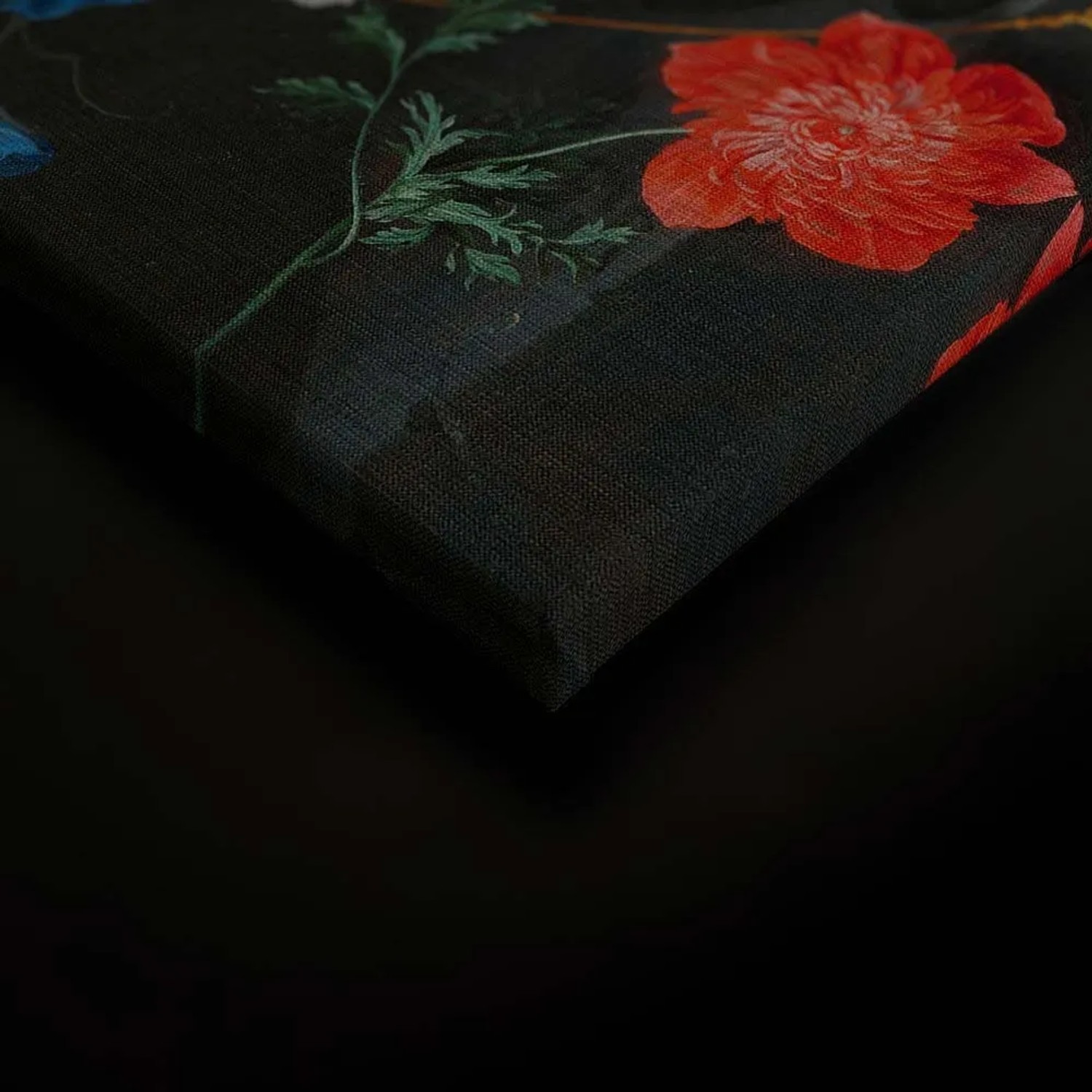 Leinwandbild mit Blumenstillleben auf schwarzem Hintergrund, 60x90 cm, Vintage Wanddeko.