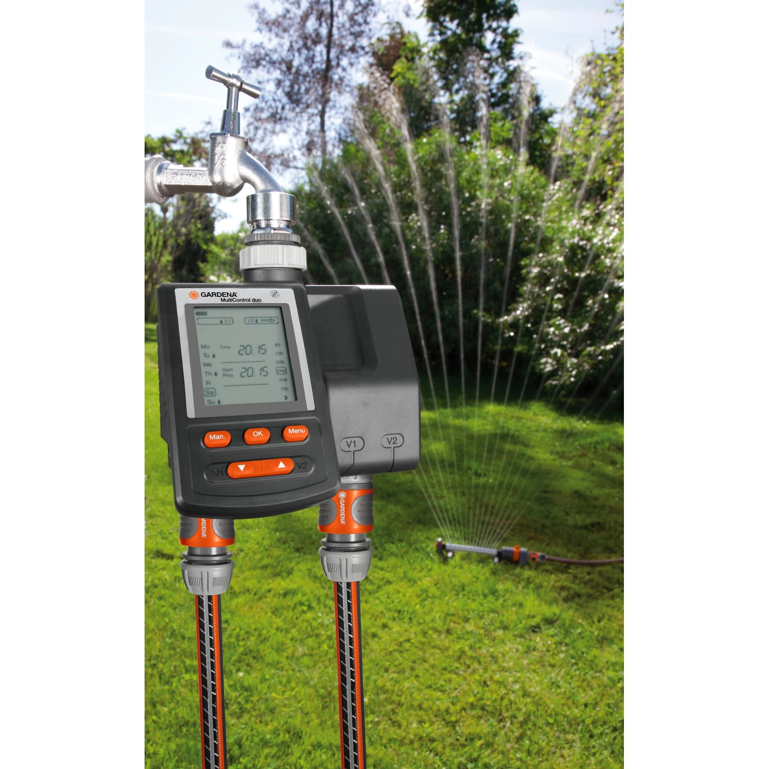 Gardena Bewässerungscomputer MultiControl duo mit zwei Ausgängen und angeschlossenem Gartenschlauch im Einsatz.