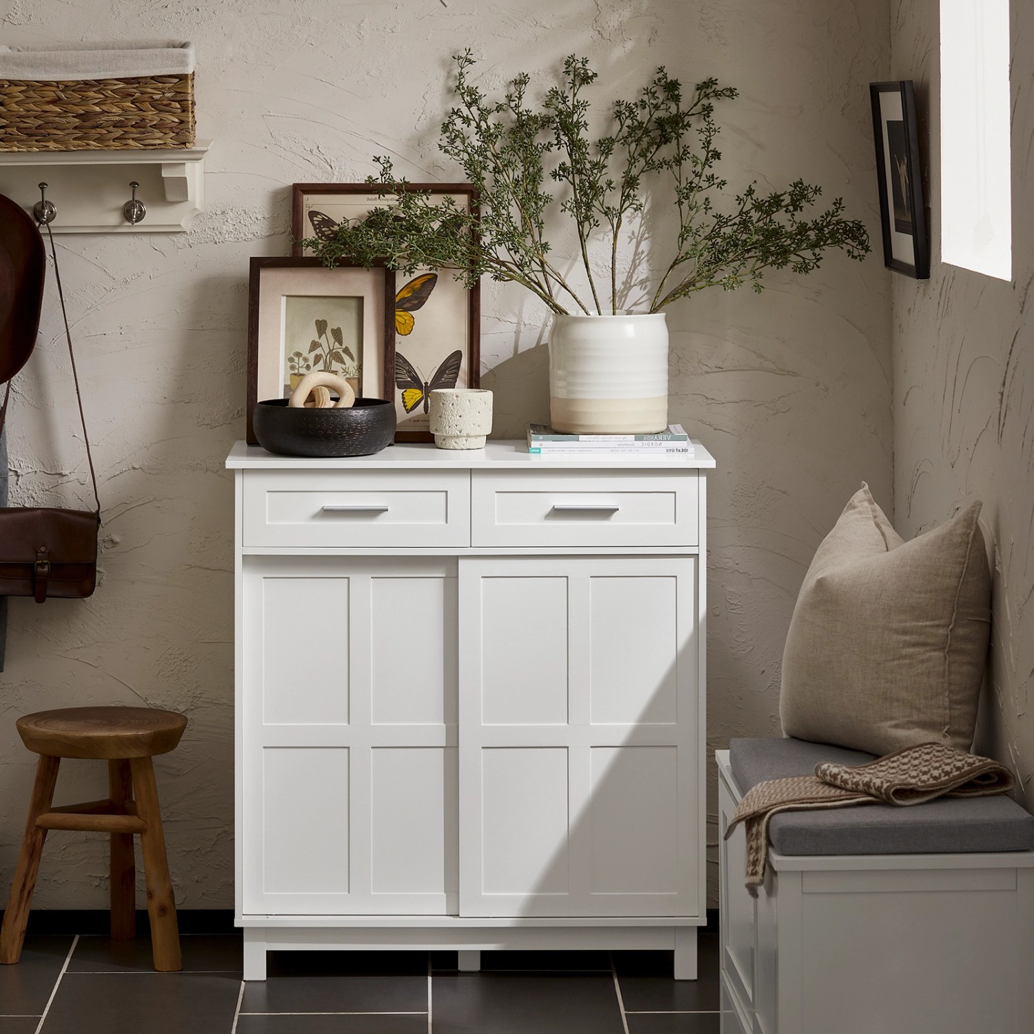 Weißes SoBuy Sideboard FSB84-W mit Schubladen und Schiebetüren als Schuhschrank oder Küchenschrank.