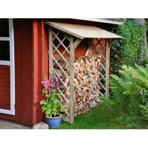 T & J Kaminholzregal Anne aus Holz, gefüllt mit Kaminholz, im Garten.