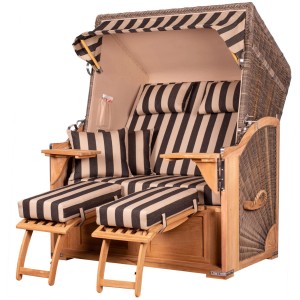 Komplettset: Grauer Strandkorb Schaalsee aus Teak mit Streifenmuster, verstellbar mit Fußstützen und Bistrotischen.