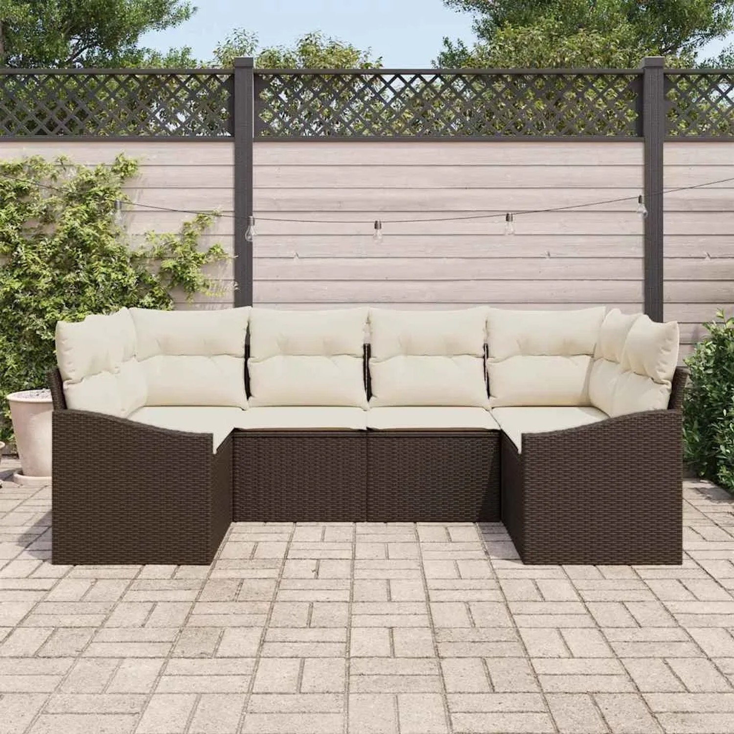 Braunes 6-teiliges vidaXL Garten-Sofa-Set aus Polyrattan mit cremefarbenen Kissen.