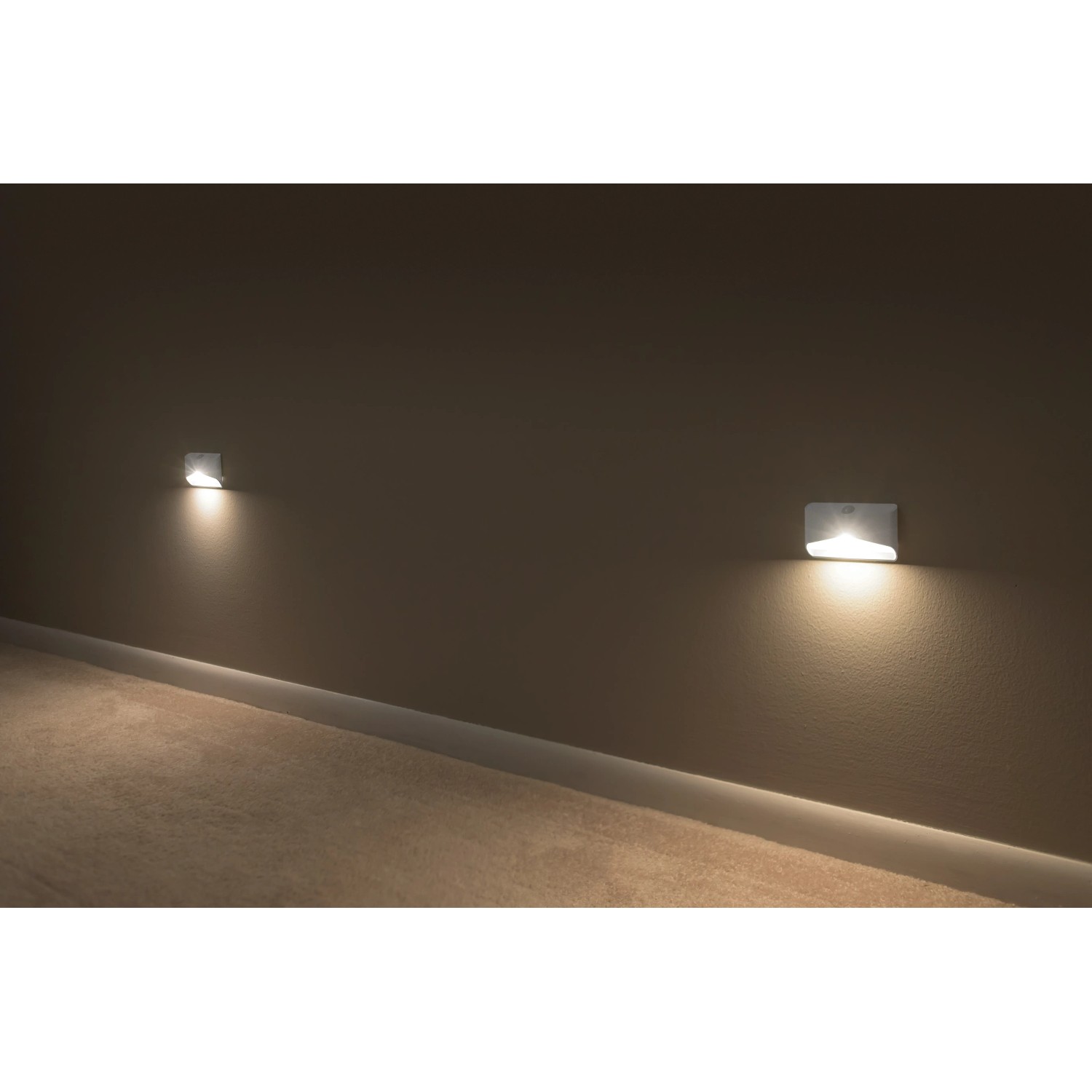 Mr.Beams MB710 Batterieleuchte mit Sensor als Nachtlicht an Wand.