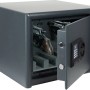 Burg-Wächter Möbeleinsatztresor Magno M 520 E mit geöffneter Tür und Kurzwaffen im Inneren.
