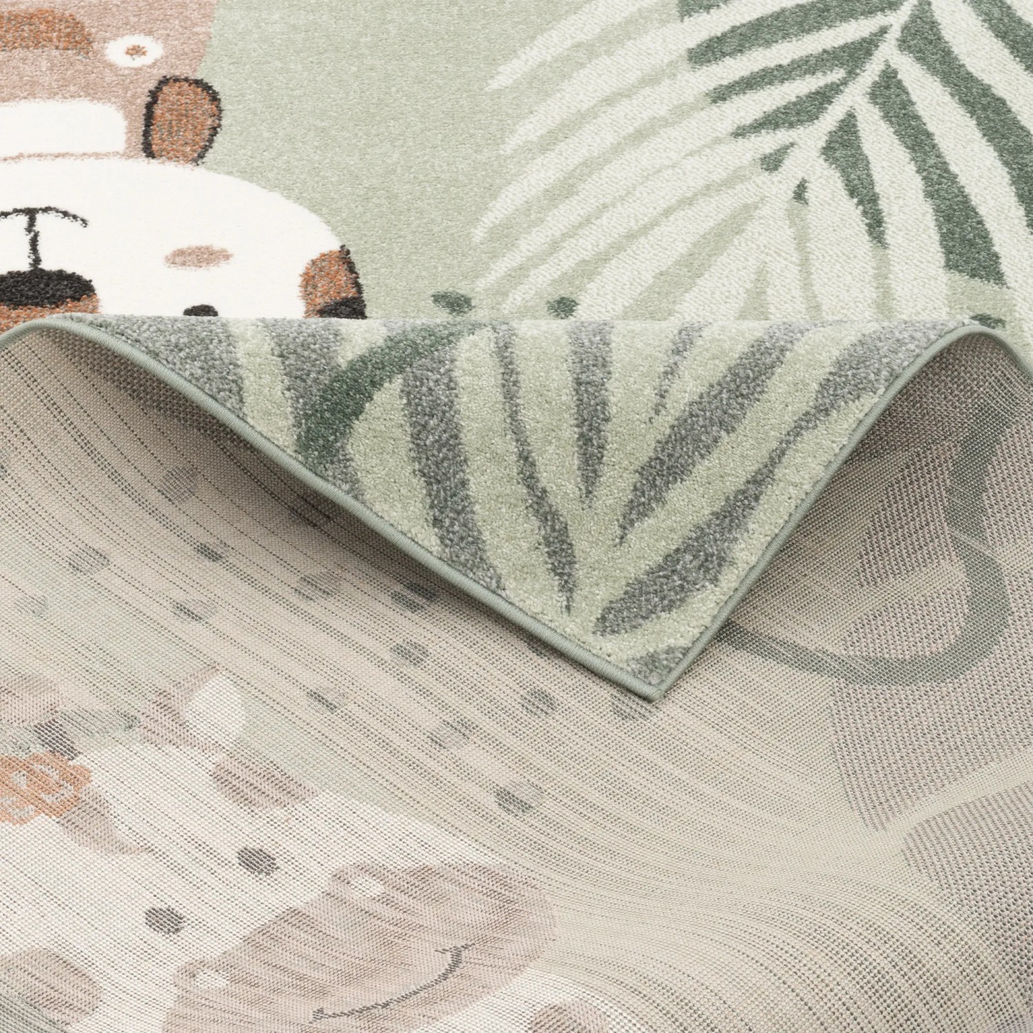 Grüner Kinderteppich mit Safari-Motiv, 120x170 cm. Weicher Kurzflorteppich mit Tier- und Pflanzenmuster.