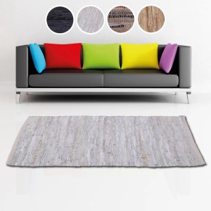 Bestlivings Leder Flickenteppich, 70x180 cm, Weiß, vor Sofa mit bunten Kissen.
