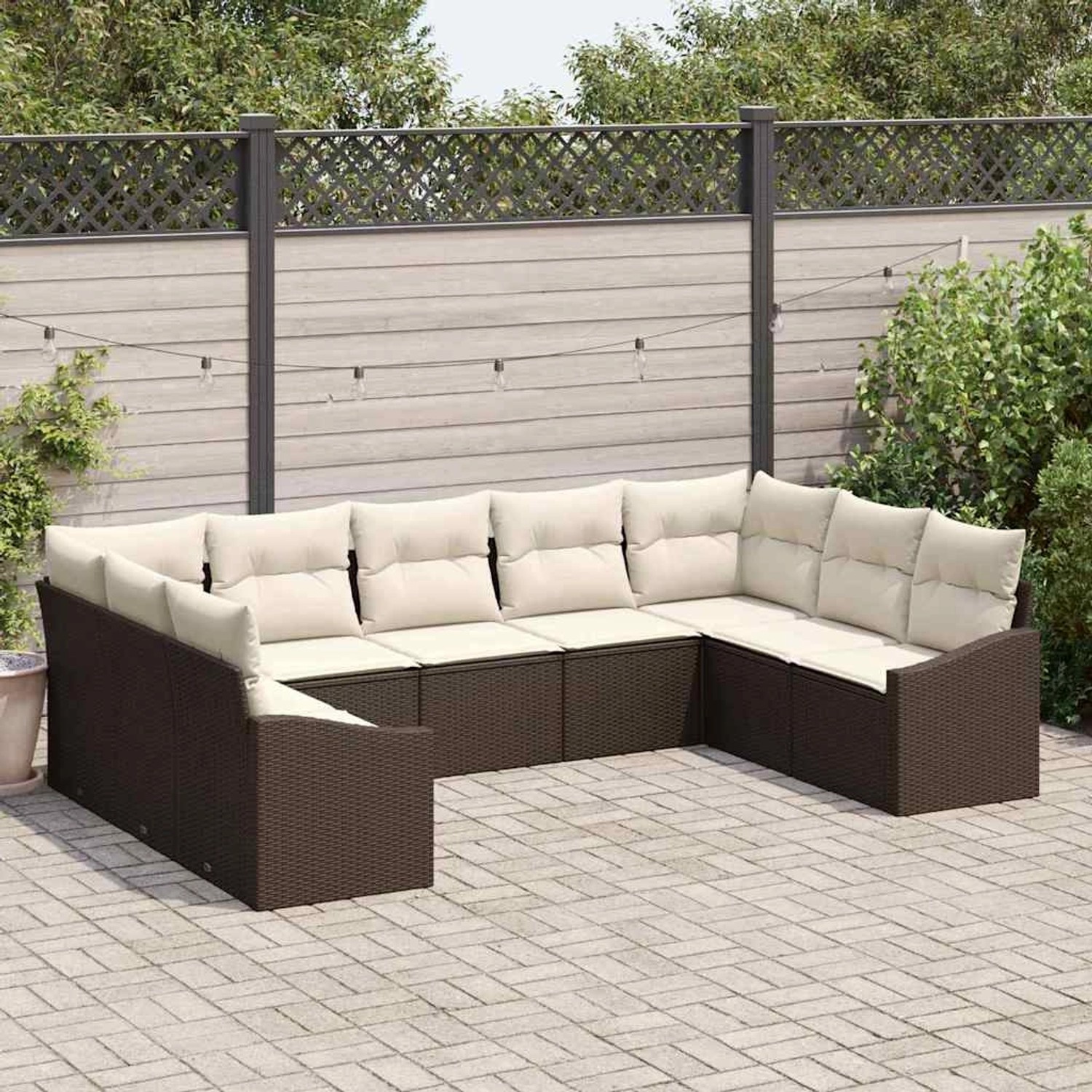 Braunes 9-teiliges vidaXL Garten-Sofa-Set aus Poly Rattan mit beigen Kissen.