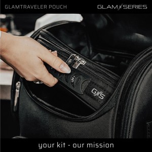 Hand öffnet schwarzes Glamtraveler Pouch Taschen Inlay mit Reißverschluss. Kosmetiktasche für Make-up & Aufbewahrung.