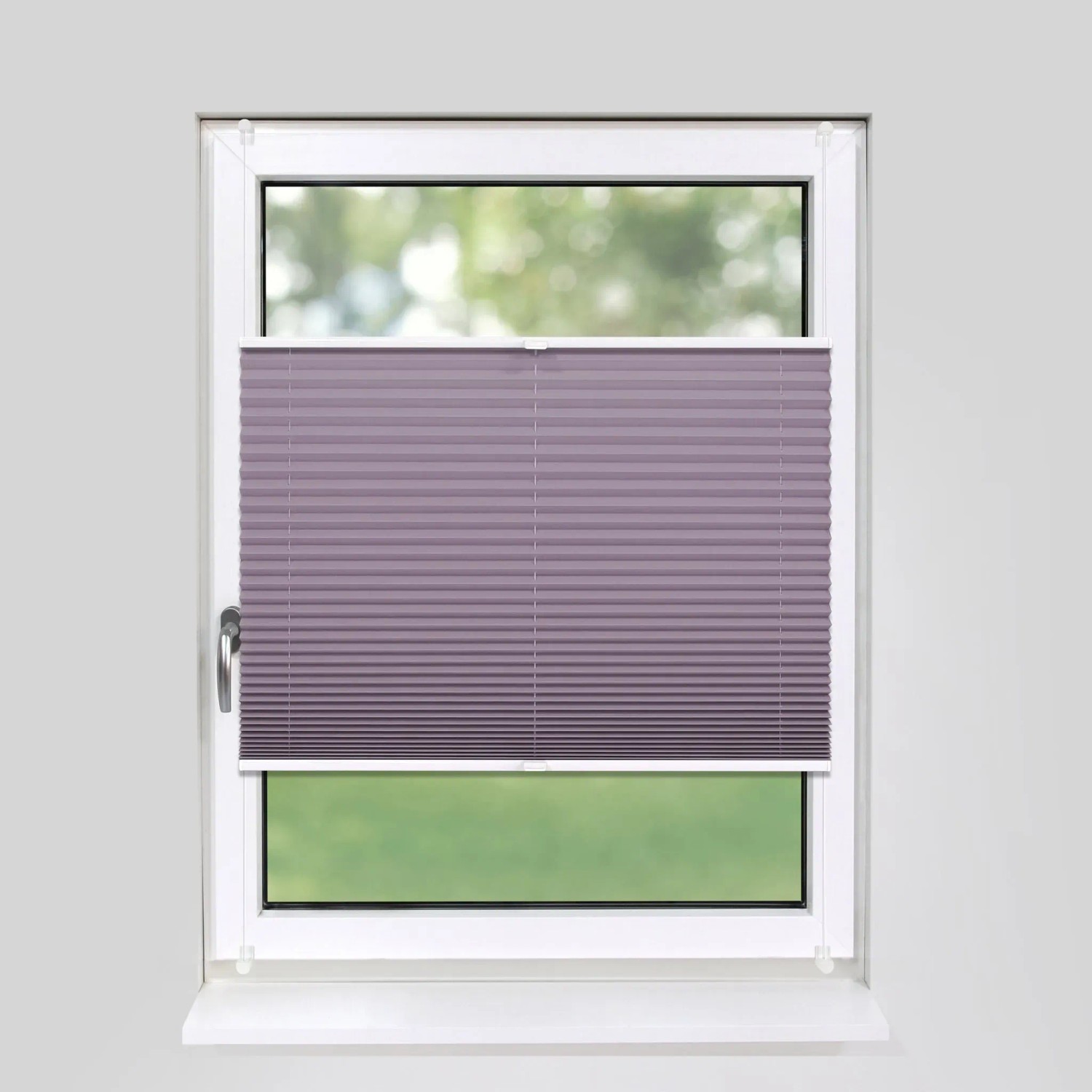 Blickdichtes, fliederfarbenes Plissee (90x210 cm) am Fenster, ohne Bohren montiert.