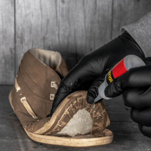 Anwendung von HG Power Glue auf einem Schuh. Kleber für schnelle Reparaturen.