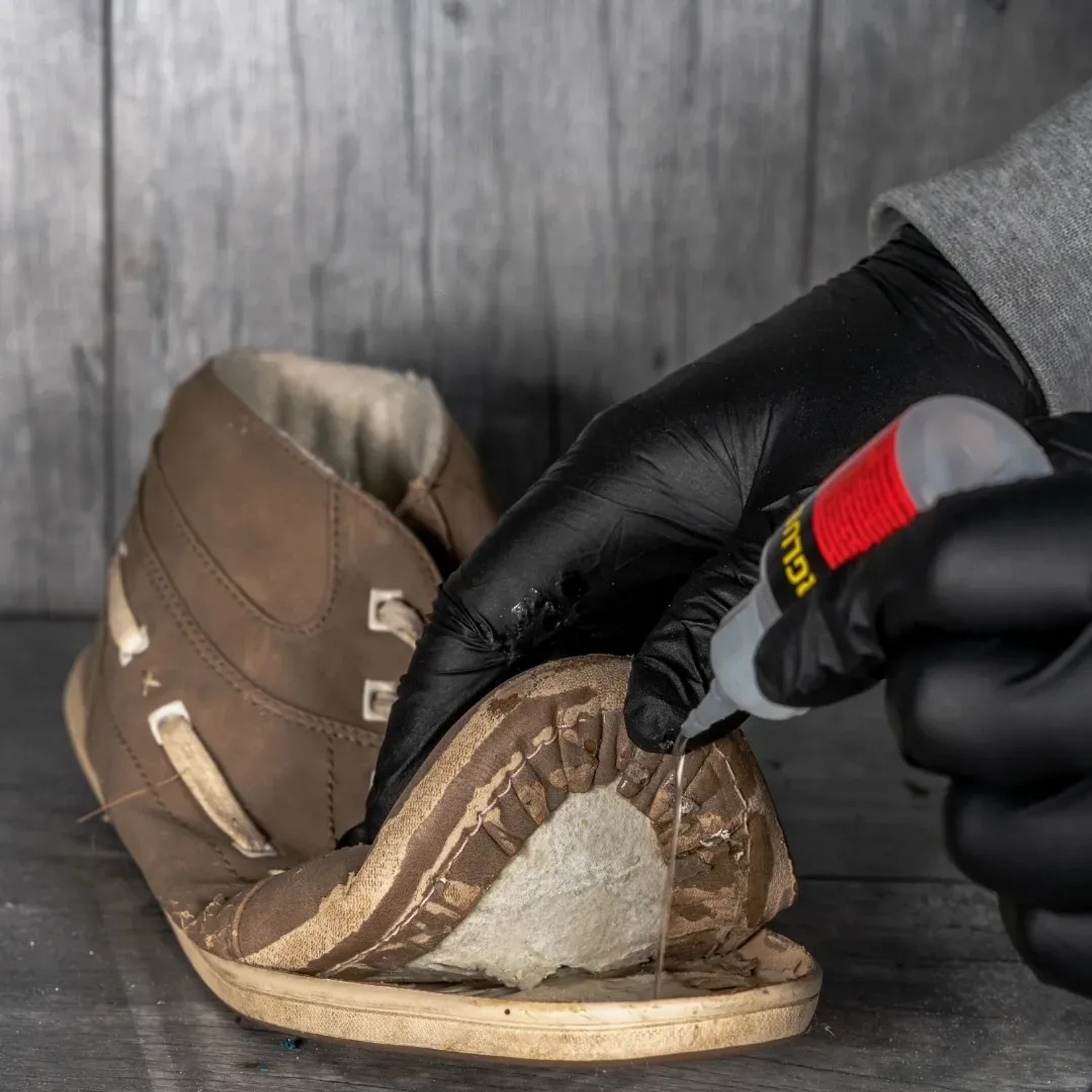 Anwendung von HG Power Glue auf einem Schuh. Kleber für schnelle Reparaturen.