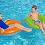 Zwei Kinder mit Bestway Schwimmringen (orange, grün) im Pool. Ø 91 cm.