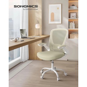 Songmics Bürostuhl mit Netzbespannung in Haferflockenbeige vor Schreibtisch und Fenster.