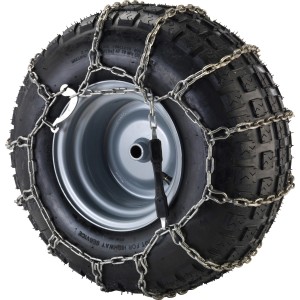 Alpina Schneeketten für Rasentraktor mit 18-Zoll-Reifen montiert auf Reifen.