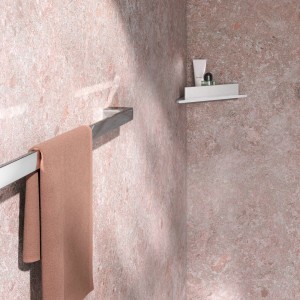 Keuco Badetuchhalter Rose, 60 cm, verchromt mit Handtuch im Badezimmer.