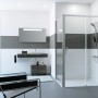 Hüppe Gleittür EasyEntry, 100x200 cm, silber hochglänzend, mit festem Segment in modernem Badezimmer.