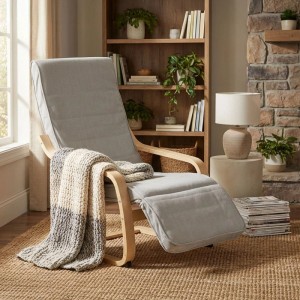 Grauer Relaxsessel mit verstellbarer Fußstütze und hellem Birkenholzgestell. Schaukelstuhl für Entspannung im Wohnzimmer.