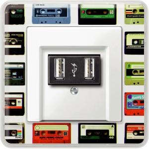 Merten System M TAE-Abdeckung in Polarweiß mit USB-Anschlüssen und Kassetten-Design.