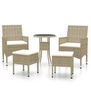 Beiges 5-tlg. Garten-Lounge-Set aus Poly Rattan mit Tisch, Stühlen und Hockern.