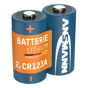 Zwei blaue Westfalia Lithium-Batterien CR123A/CR17335 3V mit orangefarbenen Etiketten für Kameras und Geräte.