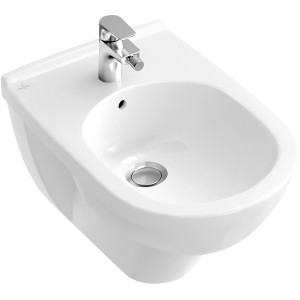 Wandhängendes Bidet O.novo von Villeroy & Boch, weiß mit Chrom-Armatur.