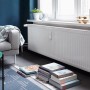 Weißer Heizkörper im Wohnraum, lackiert mit Alpina Sprühlack seidenmatt.