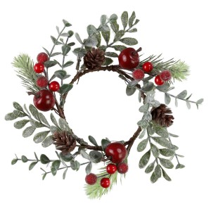 Weihnachtlicher Kranz mit Blättern, Zapfen, Äpfeln und Beeren als festliche Dekoration.