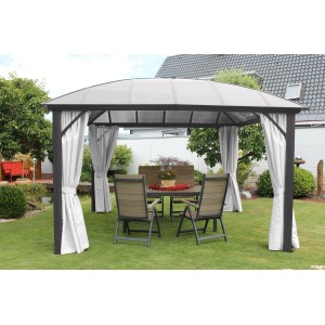 Anthrazitfarbener Leco Kuppeldachpavillon 3,65x3,65m mit Vorhängen und Gartenmöbeln im Grünen.